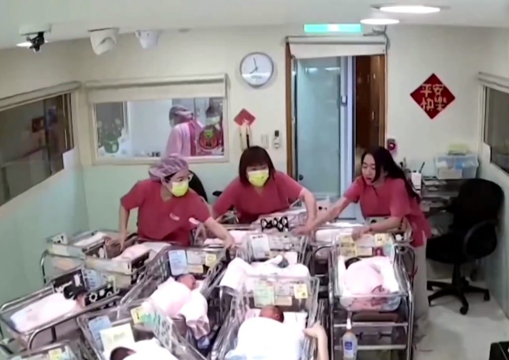 Ταϊβάν: Viral βίντεο με μαίες που σπεύδουν στα νεογέννητα κατά τη διάρκεια του σεισμού 7,5 Ρίχτερ