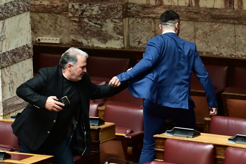 Πανικός στη Βουλή: Πρώην βουλευτής των Σπαρτιατών έριξε μπουνιά σε βουλευτή της Ελληνικής Λύσης [Εικόνες]