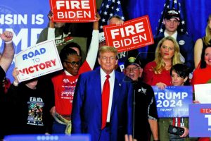 Προηγείται σε έξι κρίσιμες Πολιτείες ο Τραμπ