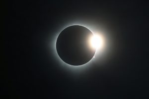 Έκλειψη Ηλίου: Οι πρώτες φωτογραφίες – Το εντυπωσιακό φαινόμενο