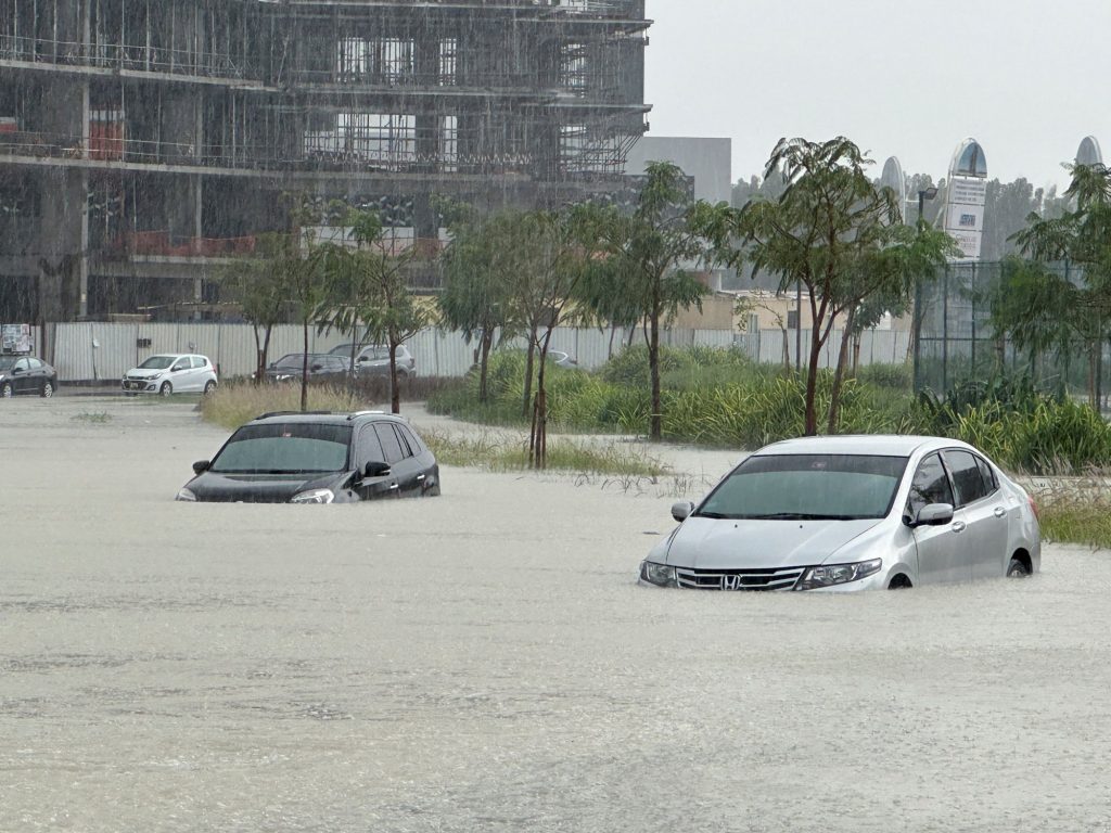 Ντουμπάι: Πλημμύρες και εικόνες καταστροφής μετά από καταρρακτώδη βροχή