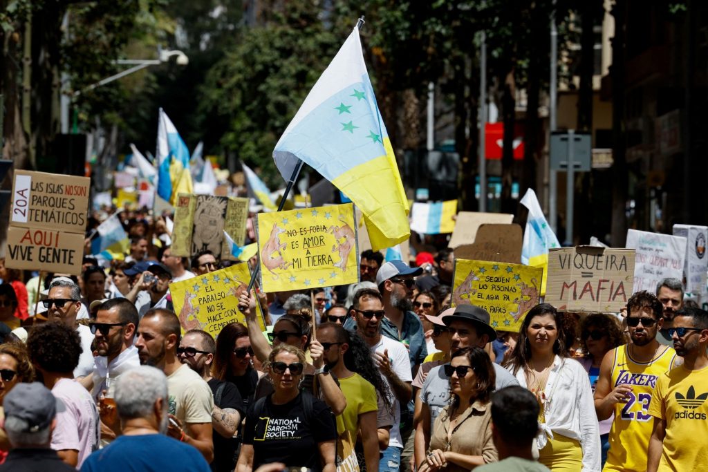 «Οι Κανάριοι Νήσοι έχουν όρια, όπως και η υπομονή μας» -Χιλιάδες διαδηλωτές στους δρόμους για τον υπερτουρισμό