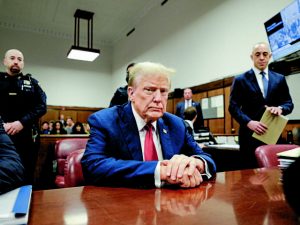 Ολο και λιγότερο άνετος στο δικαστήριο ο Τραμπ