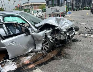 Λάρισα: Σφοδρή σύγκρουση τριών αυτοκινήτων – Δύο γυναίκες στο νοσοκομείο
