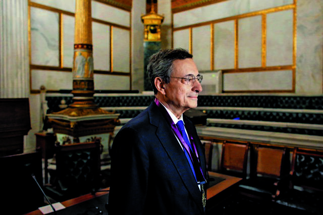 Κι η Ευρώπη μας τραβάει απ’ το μανίκι…