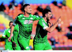 «Χαϊδεμένος» και με… σωματοφύλακα τη γιαγιά