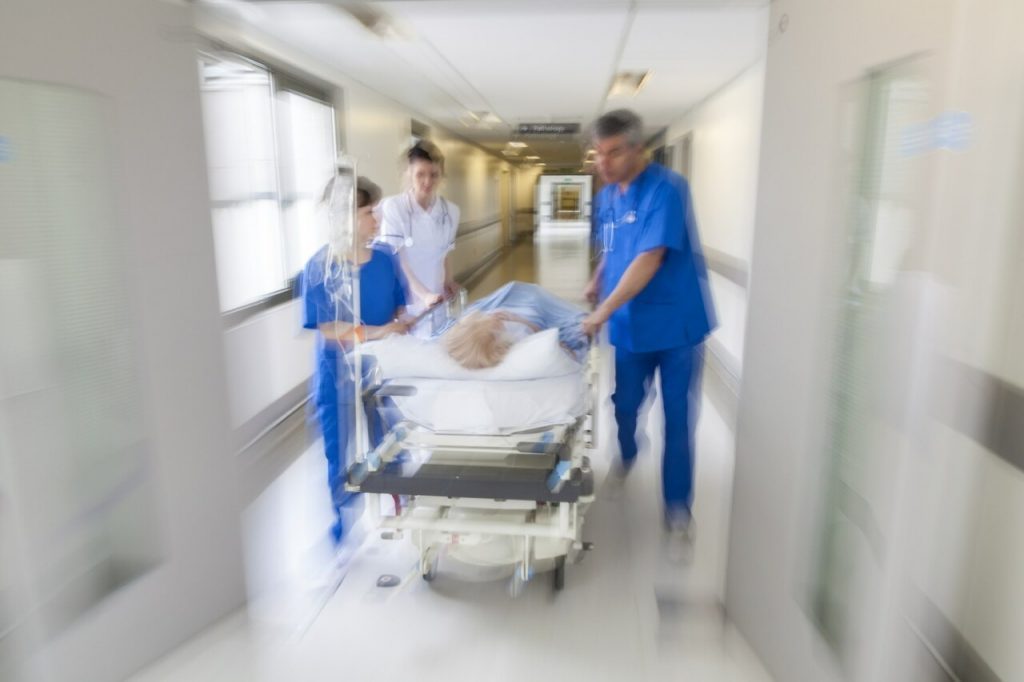 Αγγλία: Σχεδόν 14.000 ασθενείς πέθαναν στα επείγοντα νοσοκομείων περιμένοντας… ένα κρεβάτι