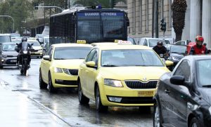 Σύγκρουση οχημάτων στη Λεωφόρο Αμαλίας – Πού έχει μποτιλιάρισμα