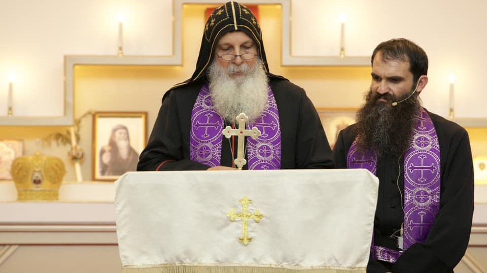 Ποιος είναι ο ιερέας που μαχαίρωσαν στο Σίδνεϊ – Έγινε γνωστός για τους «πύρινους» λόγους κατά των εμβολίων