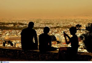 Εως πότε θα «πνίγουν» την Ελλάδα η σκόνη και οι υψηλές θερμοκρασίες