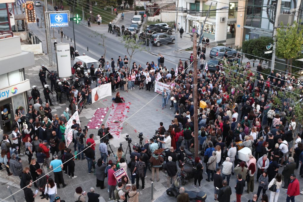 Δημοσκόπηση: Πέφτει η ΝΔ – Κλείνει η «ψαλίδα» με τον ΣΥΡΙΖΑ, τρίτο το ΠΑΣΟΚ – Νικητής ο «Κανένας»