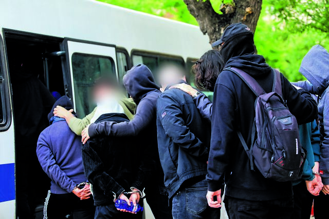 Στη φυλακή δώδεκα κατηγορούμενοι