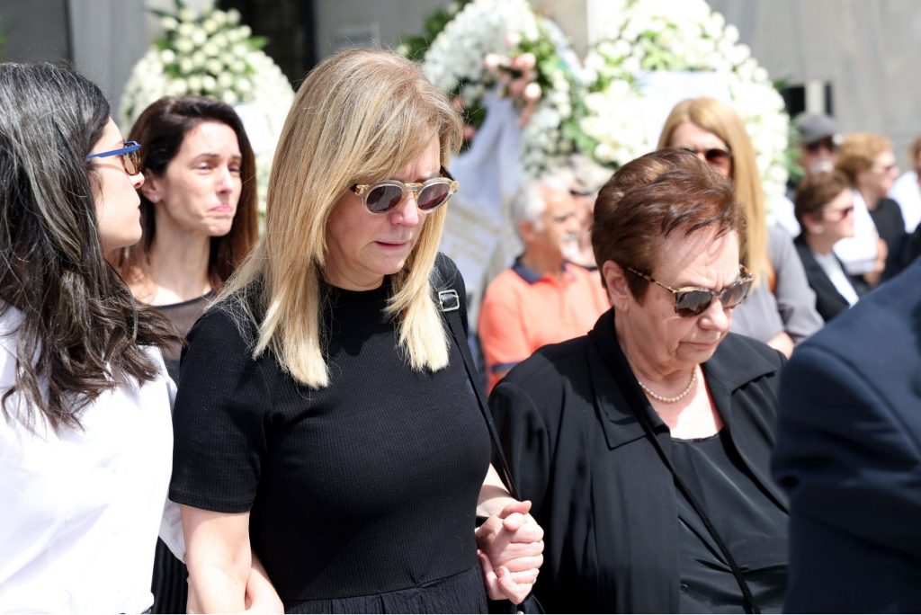 Συγκίνηση στην κηδεία του Γιάννη Φέρτη – Συντετριμμένη η Μαρίνα Ψάλτη