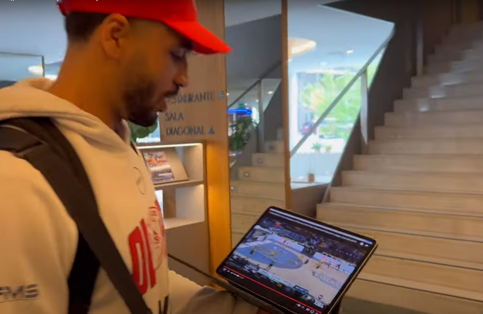 Ο κόσμος του Ολυμπιακού στις εξέδρες, η στήριξη των αδερφών Αγγελόπουλων και ο… Μήτρου Λονγκ