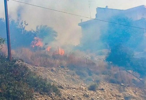 Πυρκαγιά στην Κρήτη: Κάηκαν σπίτια και περιουσίες στο Λασίθι – Διασωληνώθηκε ο τραυματίας