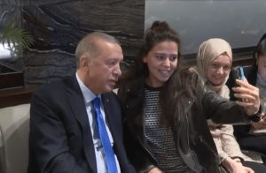 Ερντογάν: Η βόλτα στις καφετέριες και οι selfie με τους πολίτες