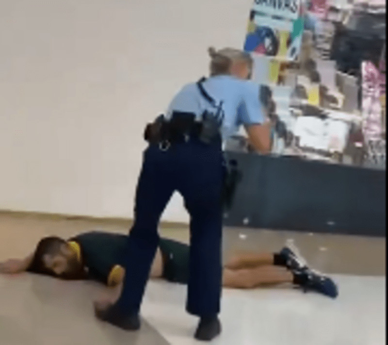 Δείτε το βίντεο: Η στιγμή που η αστυνομικός εξουδετέρωσε τον δράστη στο Σίδνεϊ