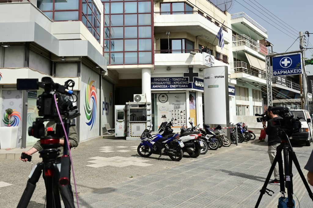 Άγιοι Ανάργυροι: Οργή για τη γυναικοκτονία έξω από το Α.Τ – Οι καταθέσεις και το βίντεο της δολοφονίας