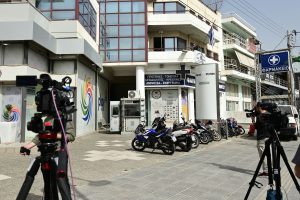 Άγιοι Ανάργυροι: Οργή για τη γυναικοκτονία έξω από το Α.Τ – Οι καταθέσεις και το βίντεο της δολοφονίας