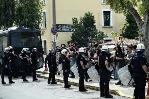 Άγιοι Ανάργυροι: Στην ανακρίτρια για να απολογηθεί ο δολοφόνος της 28χρονης Κυριακής – Ένταση στην Ευελπίδων