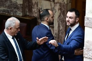Στο αυτόφωρο στέλνει τον Φλώρο ο Τασούλας για τις γροθιές στον βουλευτή της Ελληνικής Λύσης