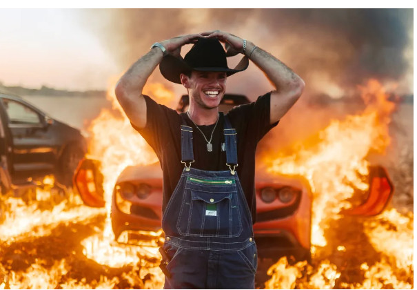 Αγόρασε Ferrari 400.000 δολαρίων και… την έκαψε σε χωράφι