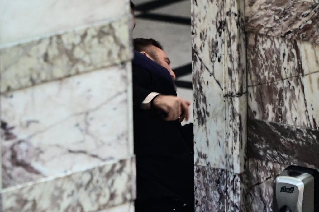 Βασίλης Γραμμένος για το βίαιο επεισόδιο στη Βουλή: Ο Κωνσταντίνος Φλώρος προσπάθησε να με πνίξει