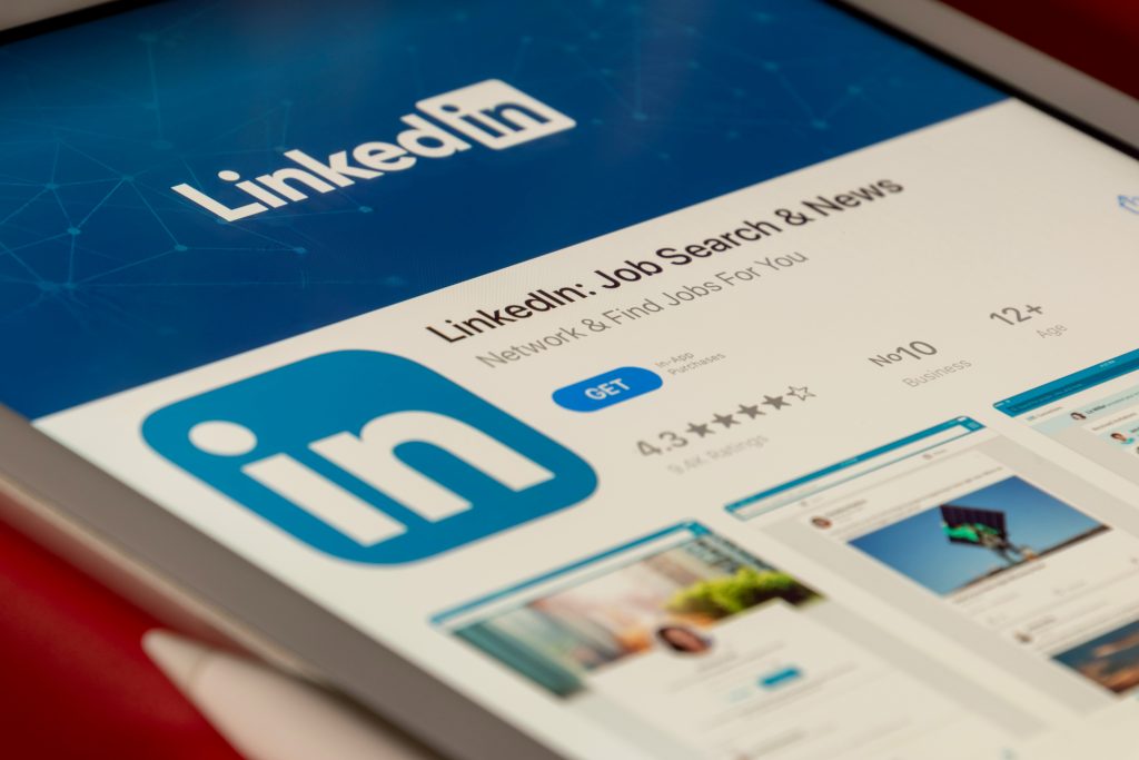 Χρησιμοποιείς το LinkedIn για να βρεις δουλειά; 3 tips για να ξεχωρίζει το προφίλ σου