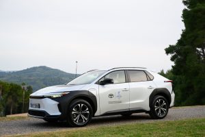 Toyota bZ4X: Η Ολυμπιακή Φλόγα των 33ων Θερινών Ολυμπιακών Αγώνων «Παρίσι 2024» πάει με ηλεκτρικά μοντέλα