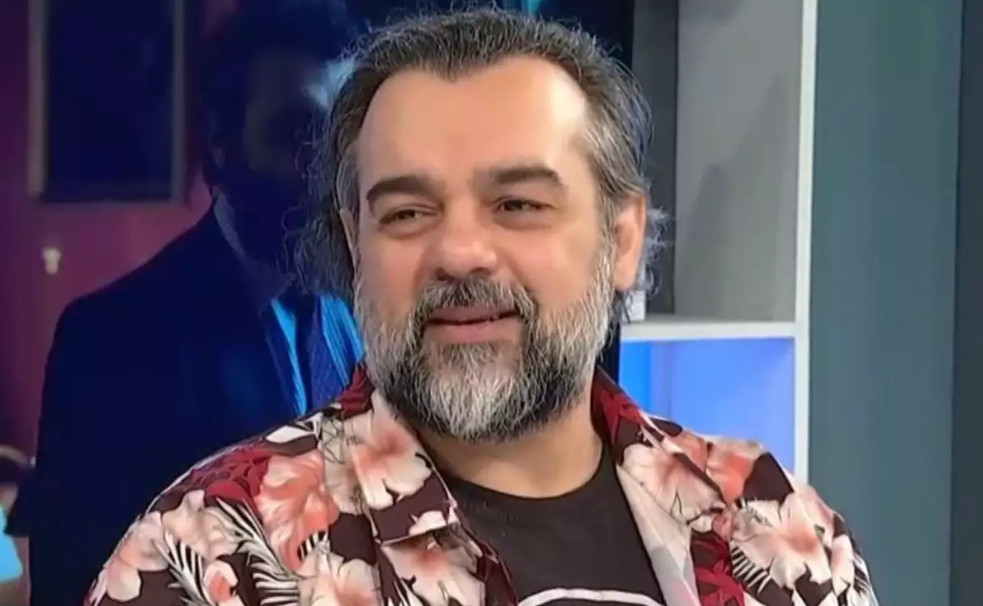 «Άρχισαν να μας πετάνε αυγά» – Απίστευτο σκηνικό σε παράσταση με τον Αργύρη Ξάφη και την Καρυοφυλλιά Καραμπέτη