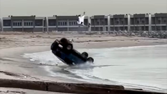 Ατύχημα σαν σκηνή ταινίας – Οδηγός εκτοξεύεται από το αυτοκίνητο μέσα στο νερό