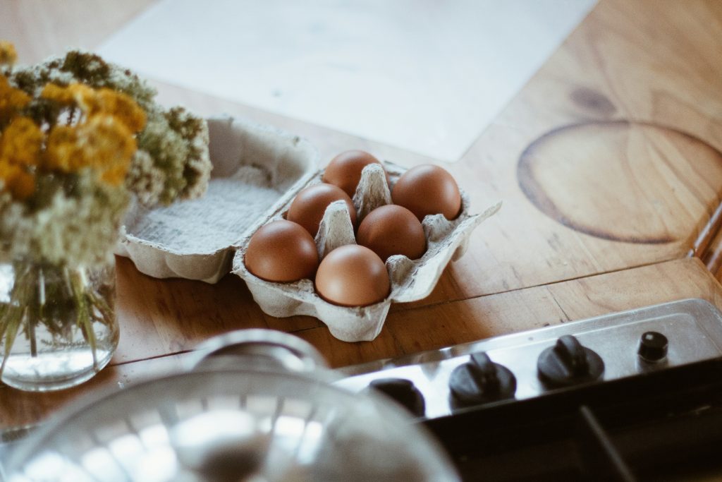 Το λάθος με τα αυγά στο ψυγείο – TikToker εξηγεί πώς να τα αποθηκεύετε