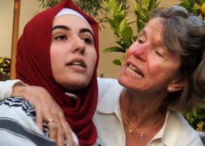 Ο εβραιομερικανός κοσμήτορας του Μπέρκλεϋ που πέταξε έξω από το σπίτι του Παλαιστίνια φοιτήτρια