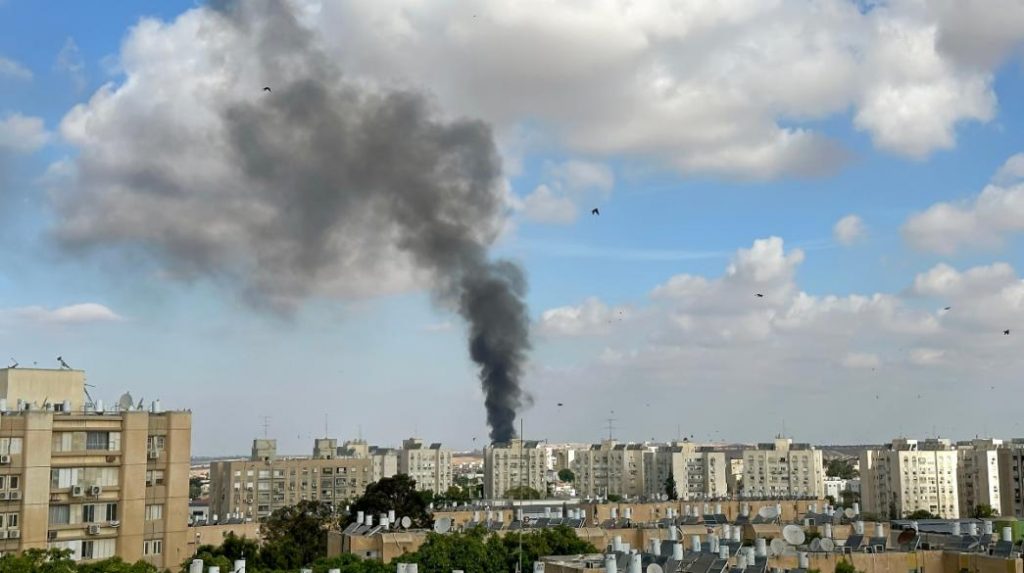 Μέση Ανατολή: Μπαράζ βομβαρδισμών του Ισραήλ – Η απάντηση στο Ιράν έχει ήδη ξεκινήσει