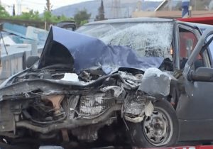 Σοβαρό τροχαίο στις Αχαρνές – Αυτοκίνητο «καρφώθηκε» σε τοίχο ψητοπωλείου