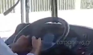 Χανιά: Οδηγός λεωφορείου παίζει με το κινητό του την ώρα που εκτελεί δρομολόγιο [Βίντεο]