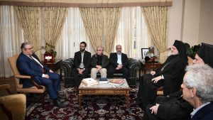 Ο Κουτσούμπας συνάντησε τον αρχιεπίσκοπο Ελπιδοφόρο στις ΗΠΑ – Τα δώρα που αντάλλαξαν