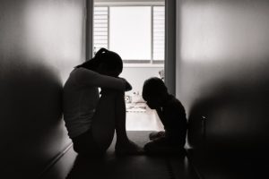 «Με κακοποιούσε μπροστά στο παιδί»: Μαρτυρίες – γροθιά στο στομάχι από γυναίκες που έζησαν τον εφιάλτη