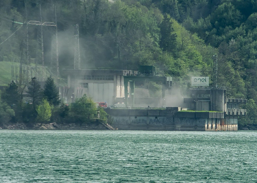 Τουλάχιστον 3 νεκροί στο φλεγόμενο κέντρο παραγωγής υδροηλεκτρικής ενέργειας στην Ιταλία – Προηγήθηκε έκρηξη