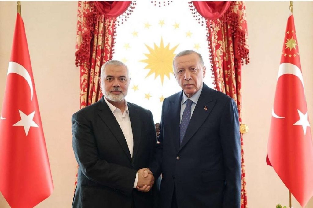 Συνάντηση σε θερμό κλίμα για Ερντογάν και Χανίγια – «Η συμμαχία των Αδελφών Μουσουλμάνων», σχολιάζει ο Κατζ