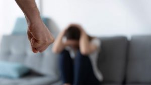 Ενδοοικογενειακή βία: Μέσα σε μόλις μία εβδομάδα 379 συλλήψεις – Σε δομές μεταφέρθηκαν 23 θύματα