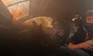 ΗΠΑ: Καρέ-καρέ η στιγμή που αγωνιστικό αυτοκίνητο τυλίγεται στις φλόγες