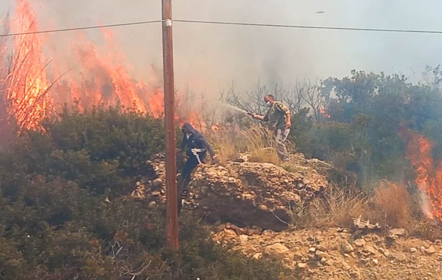 Κρήτη: Καίγονται τα πρώτα σπίτια από τη φωτιά στο Λασίθι – Ένας τραυματίας