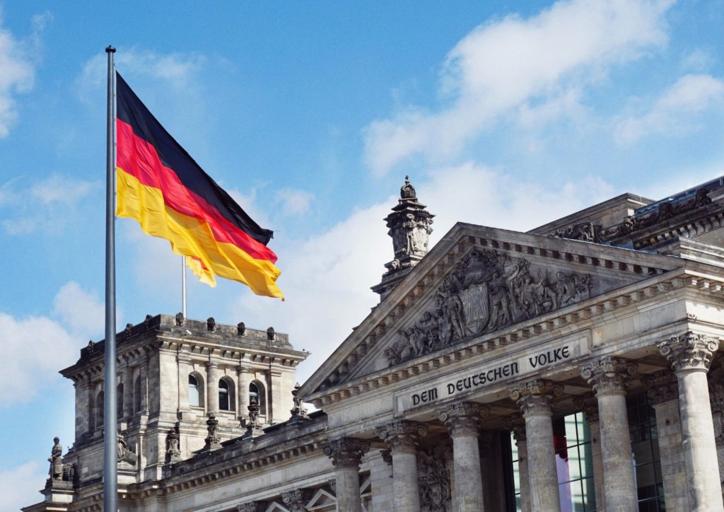 Γερμανία: Αναστάτωση στη Bundestag για την επίθεση του Ιράν – Έκκληση στην ΕΕ να υιοθετήσει «σκληρή στάση»
