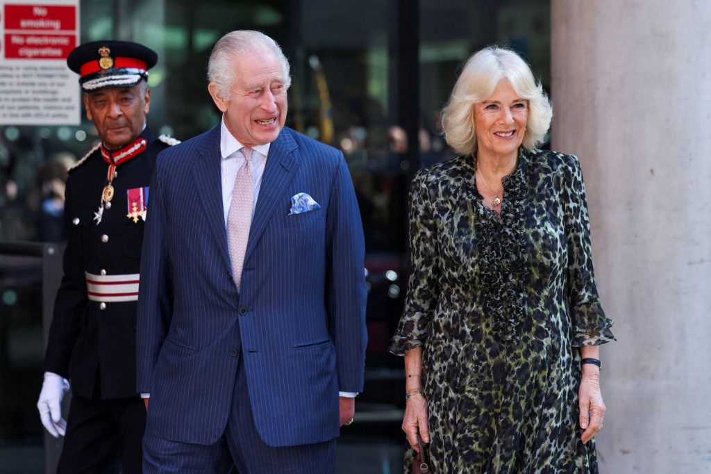 Ευδιάθετος και χαμογελαστός ο βασιλιάς Κάρολος – Η πρώτη επίσημη έξοδός του μετά τη διάγνωση με καρκίνο