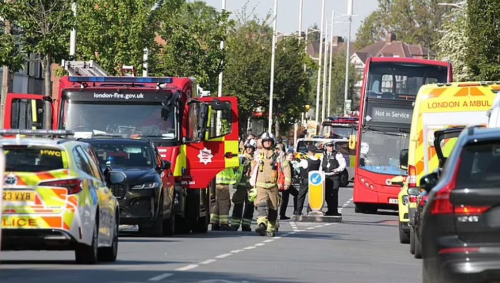 Νεκρός 13χρονος από την επίθεση με σπαθί κοντά στο μετρό του Λονδίνου