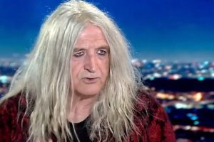 «Μόλις τελειώσω, θα με ρωτάς» – Οι εντάσεις και οι «αψιμαχίες» στην ξεχωριστή συνέντευξη του Νίκου Καρβέλα στο MEGA