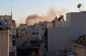 Νέα Σμύρνη: Υπό έλεγχο η πυρκαγιά σε διαμέρισμα – Στο νοσοκομείο δύο γυναίκες