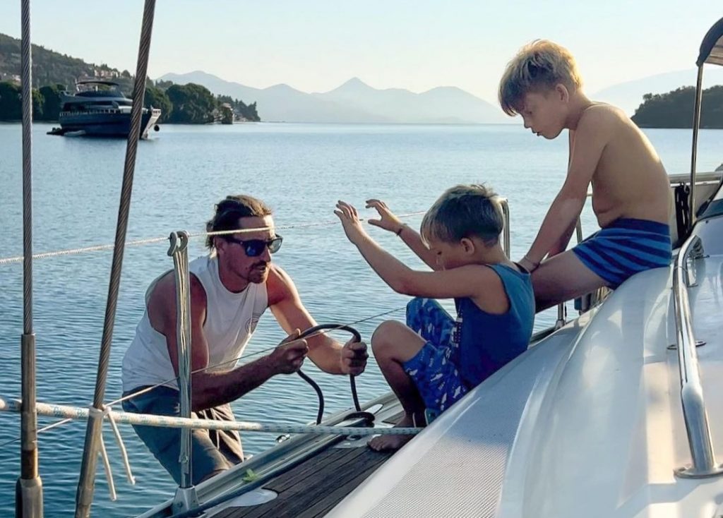 Ζευγάρι «παράτησε» τη Βρετανία και ζει με τα παιδιά του σε σκάφος στην Ελλάδα