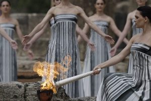 Ολυμπιακή Φλόγα: Ολοκληρώθηκε η Τελετή Αφής στην Αρχαία Ολυμπία